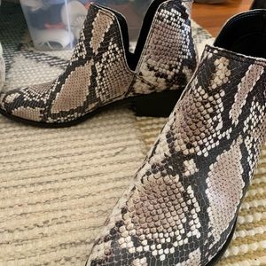 KAANAS Snake skin booties